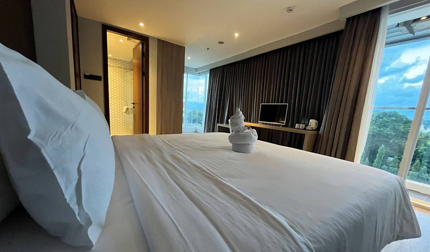 Corner Room Rogers Hotel Manado, Manado Official Site